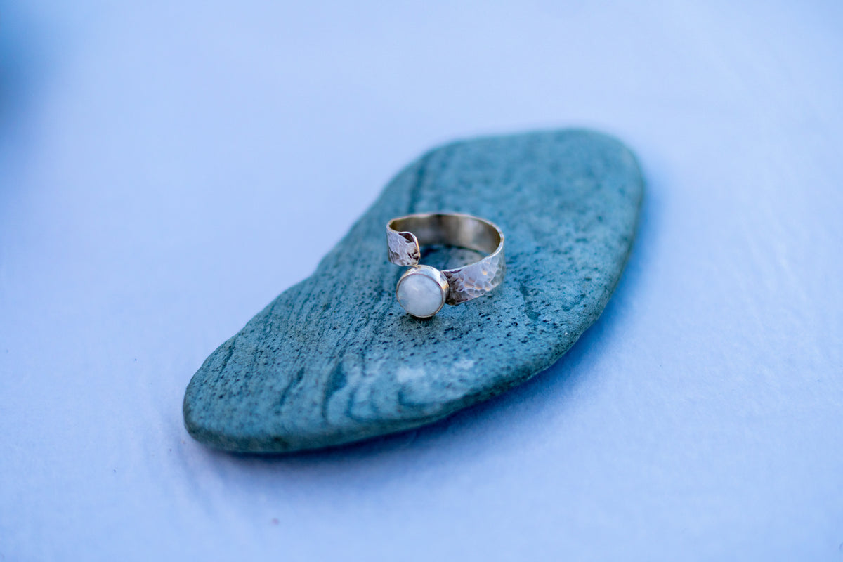 Anillo Selene con piedra Luna
