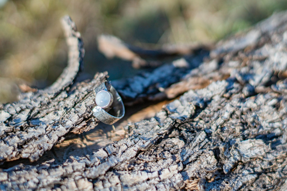 Anillo Selene con piedra Luna